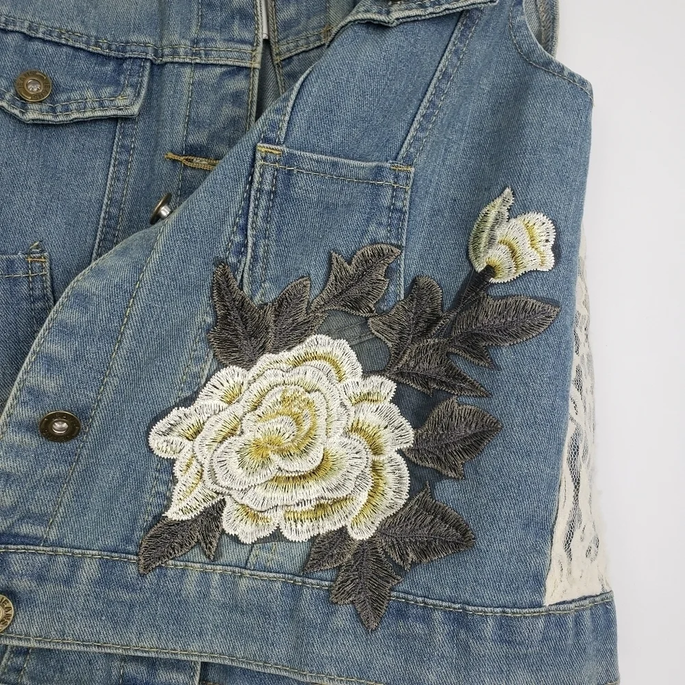 NWT Paisley Vine‎ Denim Vest Embroidered with Lace